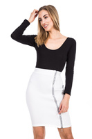 Falda acolchada con lápiz con una cerradura blanca decorativa
