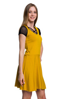 Robe à manches courtes en maille et décolleté à bretelles moutarde