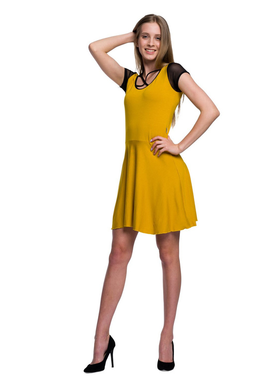 Vestido de manga corta confeccionado en malla y escote con tirantes mostaza