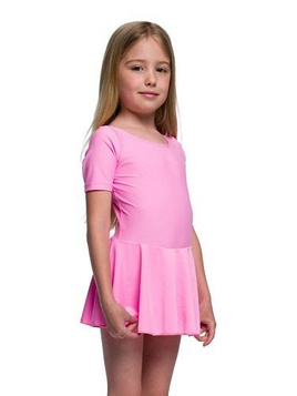 Corp cu o fusta scurta din lycra roz