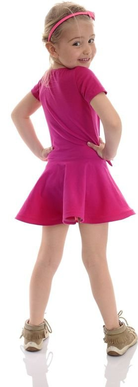 Un vestido fabuloso para una chica con un arco de volante fucsia