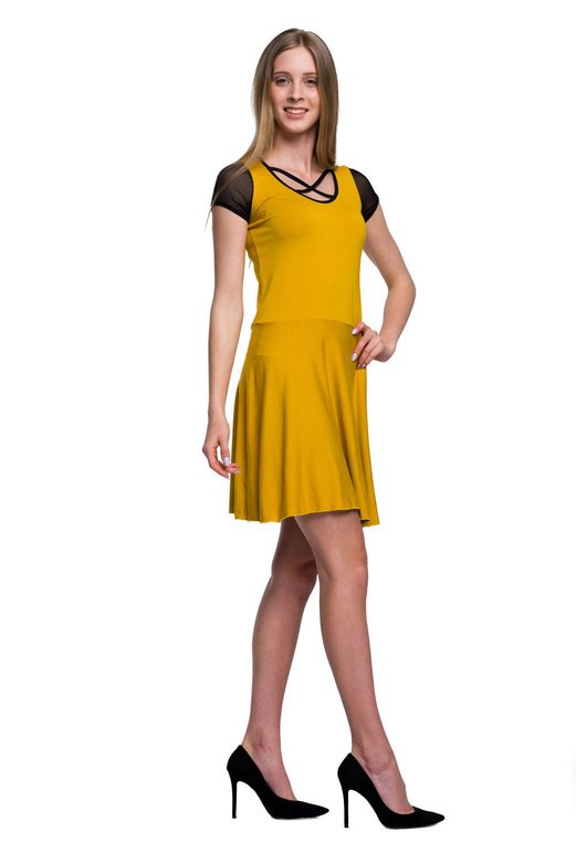 Vestido de manga corta confeccionado en malla y escote con tirantes mostaza