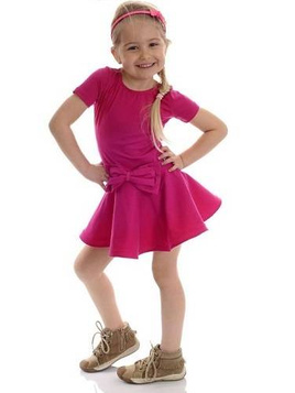 Rochie fabuloasa pentru o fata cu fundita fucsia cu volan